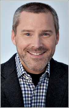 Foto Seiyuu Roger Craig Smith