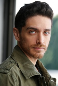 Foto Seiyuu Josh Keaton