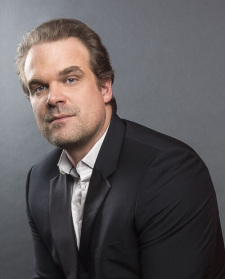Foto Seiyuu David Harbour