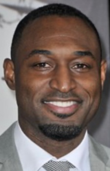 Foto Seiyuu Adrian Holmes