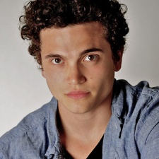 Foto Seiyuu Karl Glusman