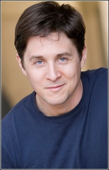 Foto Seiyuu Yuri Lowenthal