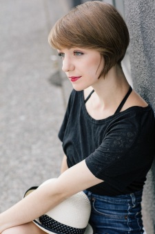 Foto Seiyuu Caitlyn Bairstow