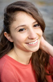 Foto Seiyuu Caroline Spinola
